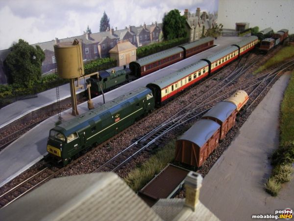 Philtown-Terminus - hier ist Endstation für die Züge, welche über die Branch von der Mainline (in meinem Fall ein 6-Road-Fiddle-Yard) kommen. Eine Class 42, eine Lok der Warship-Klasse, ist mit ...