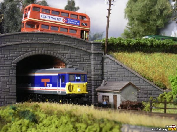 Das Ende des Streckensegments und zugleich die Einfahrt in den Fiddle-Yard wird von der unvermeidlichen "Road-over-Bridge" beherrscht. Dortselbst gibt es regen Autoverkehr - da die Linie im Südwesten von London ...