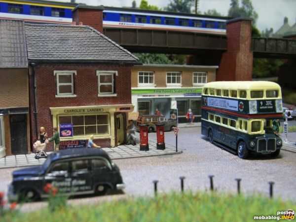 Der "Market-Place" mit Shops und Bus-Stop - typisch sind die englischen Postboxes für 1st und 2nd-Class-Sendungen.