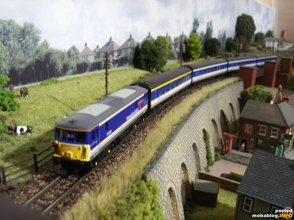 Philtown-Bridge - eine elegante Garnitur bestehend aus der BR Class 73 "City of Winchester" und einem Satz von BR MkII-Coaches ist als Saturday-Tourist-Special auf dem Weg in Richtung Mainline-Junction.