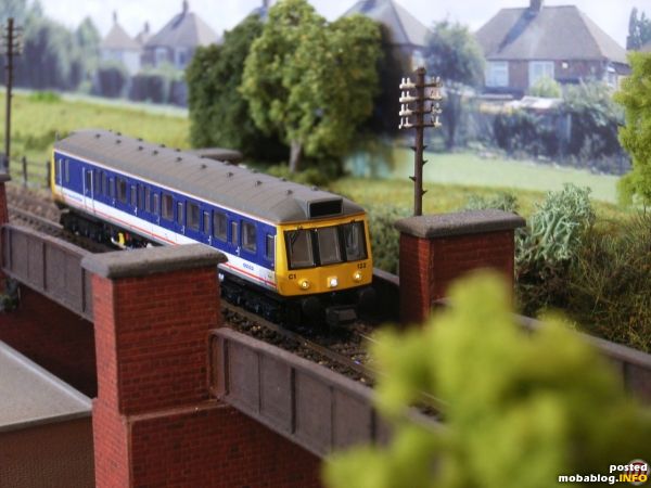 Neu im Einsatz ist seit Herbst 2011 die Dapol BR Class 121 in der ansprechenden NSE-Livery - hier beim Überqueren der Philtown-Bridge.