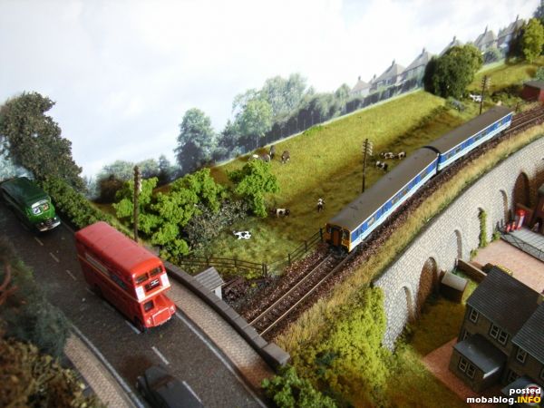 Zum Abschluss die Straßenbrücke als "Schrägluftbild" - BR Class 150 DMU ist auf dem Weg in den Fiddle-Yard.