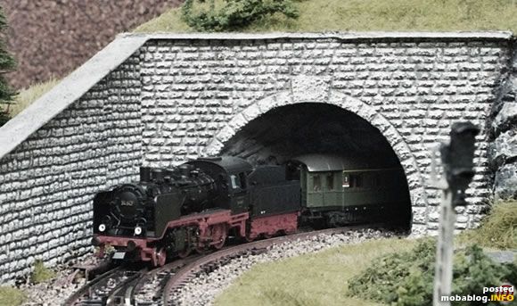 Die BR 24 von Fleischmann verlässt das Tunnelportal.
