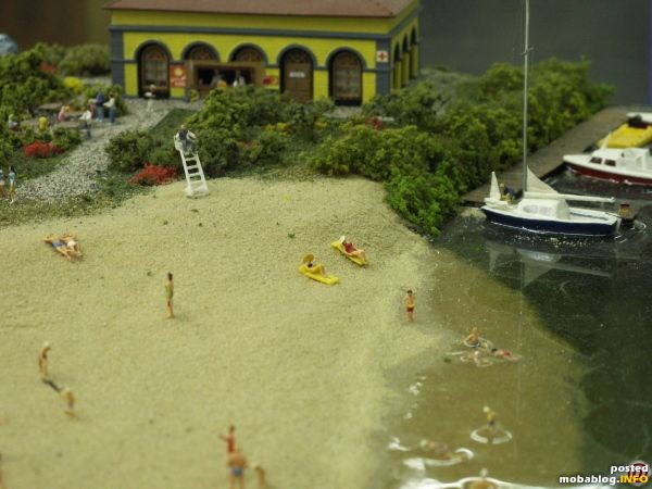 ... mit einem schönen Badestrand, Bootsanleger und ...