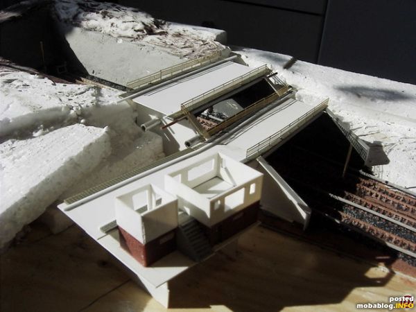 Brückengeländer angepasst... im Vordergrund: Rohbau Trafohaus und Häuschen für die LKW Waage.