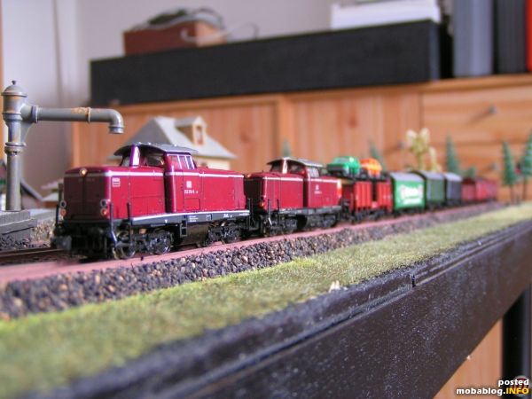 Zwei 212er teilen sich die Arbeit und ziehen einen Güterzug.
Der graue Wasserkran wurde entfernt da dieser für Spur H0 ist und wurde durch einen für Spur N ersetzt. Deswegen passt ...