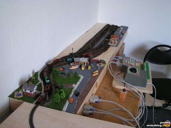 Hier sieht man rechts das Fahrpult was ausgetauscht worden ist mit dem fertigen Stellpult.