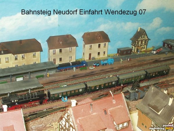 Blick auf den Bahnsteig mit Wendezug, als Wendezuglok dient die GFN BR 65
