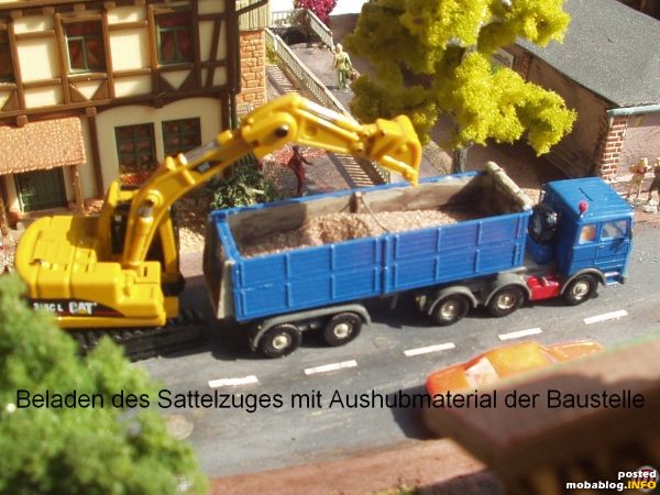 Deteilausschnitt Rohrverlegebaustelle mit Beladen eines Eigen/Umbau Sattelkippzuges