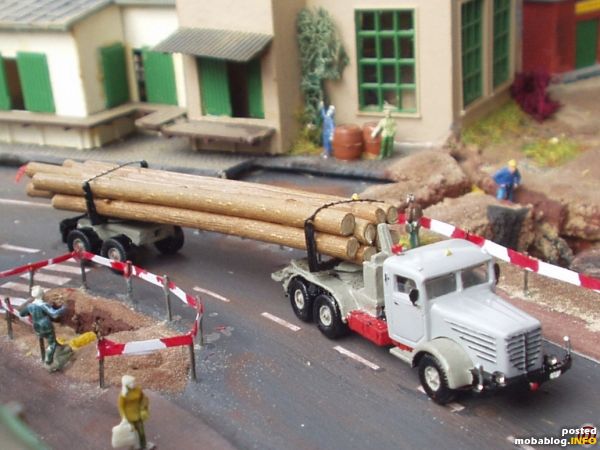 Deteilausschnitt der Gasanschlußbaustelle mit Eigen/Umbau Langholzlastzug