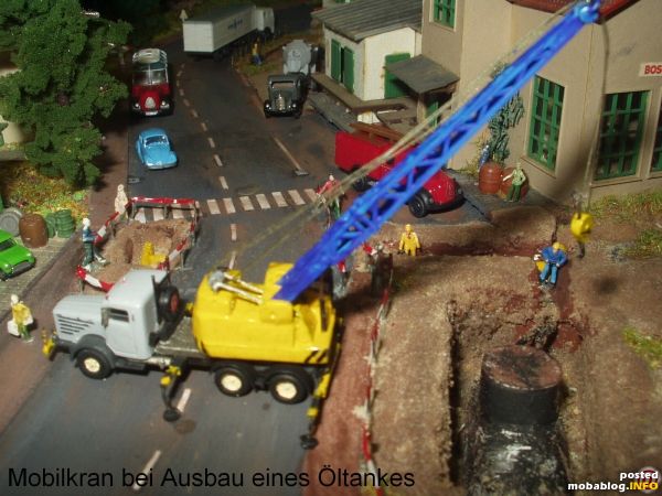 Detailausschnitt der Öltankausbauaktion mit Eigenbau Mobilkran