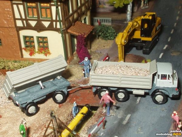 Detailausschnitt der Rohrbaustelle mit Sandanlieferung mittels Eigen/Umbau Lastzug mit seitenkippbarem Eigenbau/Umanhänger