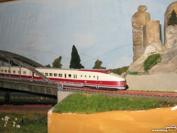 Zwei Aufnahmen vom Brücken-Diorama