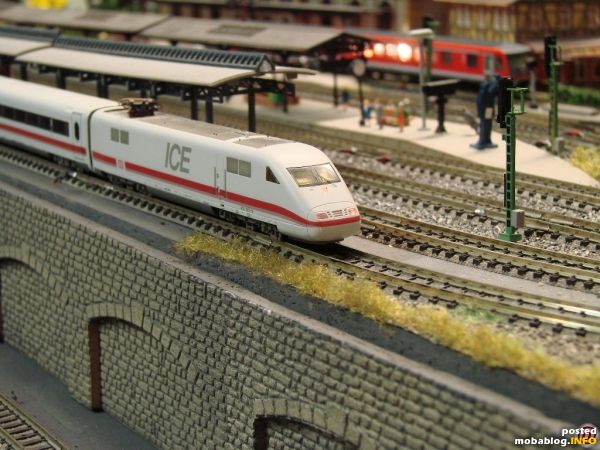 ICE 1 wartet auf Ausfahrt