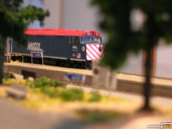 Metra F40PH im Bahnhof