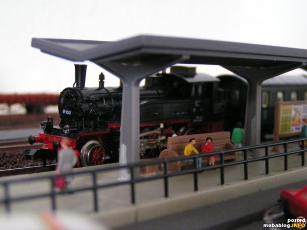Eine BR 91 am Bahnsteig