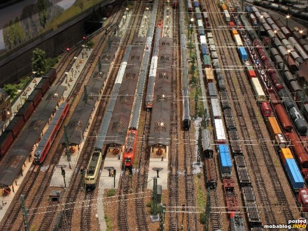 Übersicht mit Blick Richtung Osten. Links im Bild die nicht elektrifizierten Gleise der Nebenstrecken, rechts die Gütergleise