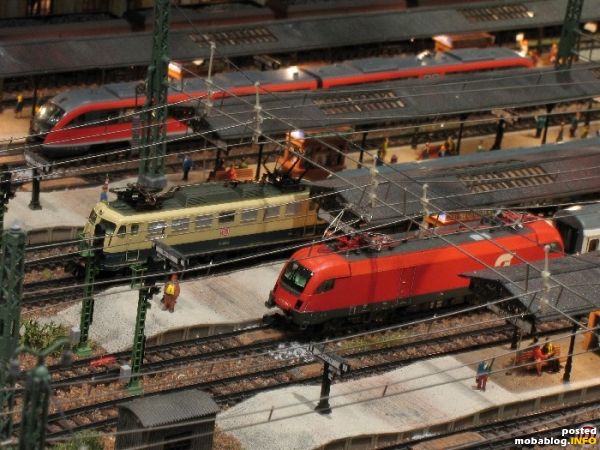 Vor der Westausfahrt warten der Desiro, die 110 und der ÖBB-Taurus mit dem aus deutschen Wagen gebildeten EC auf die Abfahrt