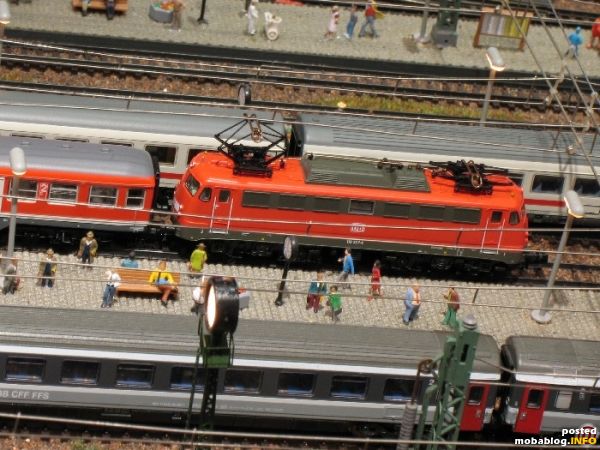 Kurz davor wartet die Bügelfalten-110 mit ihrem Nahverkehrszug