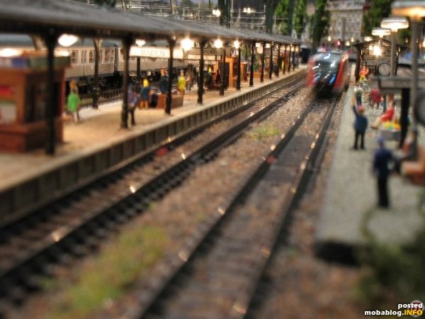 ... während auf Gleis 3 der Nebenstrecke der Desiro eintrifft