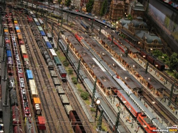 Blick auf die Westausfahrt, links die Güterzuggleise, im Hintergrund die Stadt