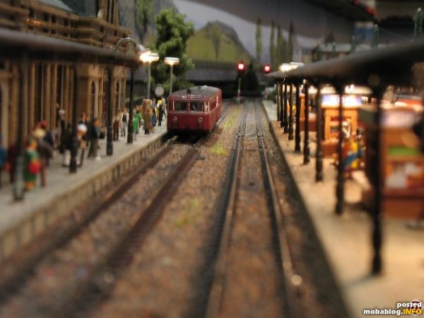 Direkt am Empfangsgebäude steht der Museumsschienenbus für die Sonderfahrt bereit