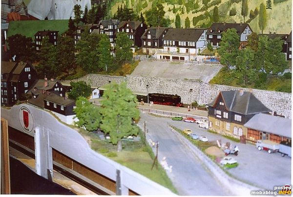 Blick auf den Ort. Auch der an der Güterabfertigung stehende Lkw fährt mit dem Faller Car-System.