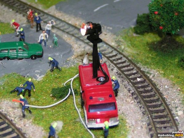 Auf einen Feuerwagen baute ich einen Scheinwerfer.