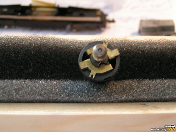An dem Motor befinden sich die Kohlen und Fedrern hinter diesen 2 Kupferähnlichen gebogenen Kontaktblechen. Diese vorsichtig mit einem flachen kleinen Schraubendreher raushebeln. Am besten geht es an den Ecken.
...