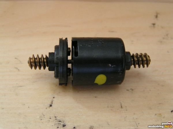 Den hinteren Teil des Motors kann man öffnen. In meinem Fall musste ich es tun um die alten Kohlen heraus zubekommen.