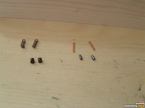 Hier der Vergleich!
Links die Piko Kohlen und Federn.
Rechts die Fleischmann Kohlen und Federn.
Bei den Fleischmann Federn muss man etwa 2-3 mm kürzen sonst passen sie nicht.