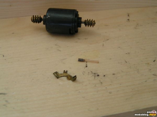 Hier die gekürzte Feder mit Kohle zum einbau!
Nach dem Umbau lief der Motor einzeln ruhig und ohne Probleme.
Nur nach dem Zusammenbau macht meine Maschine in einer Fahrtrichtung Geräusche aber die ...