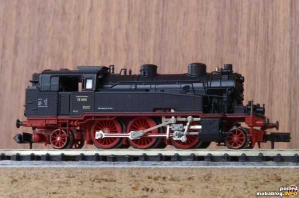 Hier nun die 75 1010 mit den neuen Rädern: Treibräder der Fleischmann 78, Laufachsen der Fleischmann 23. Wie ich finde, kommt der Eindruck dem Original schon näher. Befremdlich wirkt auf ...