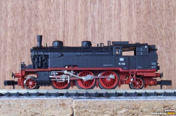 Und hier nun die 75 1118 von der Seite mit der neuen Steuerung. Die filigranere Steuerung unterstreicht den Charakter der Lok. Für mich hat sich der Aufwand gelohnt.
Die Umrüstung der ...