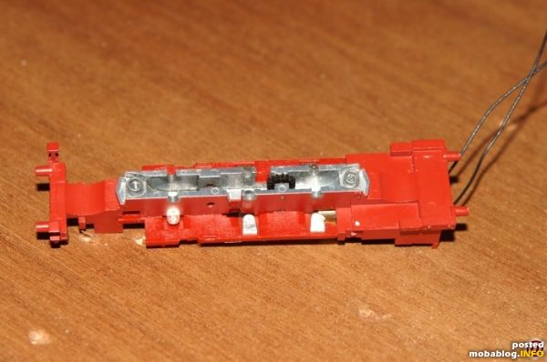 Der Grund: Die Bohrung im Zahnrad war zu klein, so dass das Zahnrad auf seiner Welle nicht frei drehen konnte, sondern klemmte.
Vorsichtiges aufreiben mit einem kleinen Bohrer von Hand hat ...