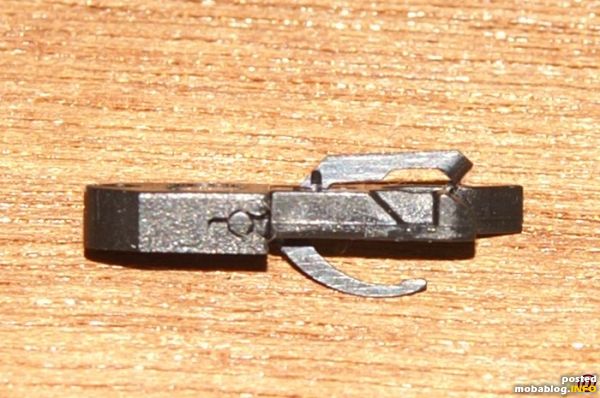 Dann bohre ich ein 0,5-mm-Loch durch die Kupplung. Die im Bild erkennbare Stelle der Bohrung muss nicht 100% exakt getroffen werden, aber in etwa. Warum wird in den folgenden Bildern ...