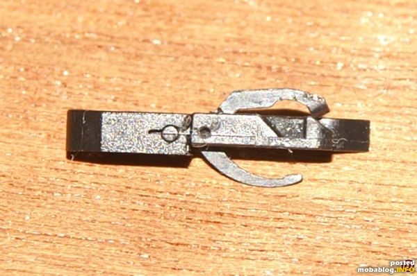 Ist das Loch gebohrt, wird die Kupplung wieder auseinandergenommen. Bei hoher Drehgeschwindigkeit des Bohrers schmilzt das Plastik und bildet ziemliche Grate aus, so dass der Bügel in der Kupplung festklemmt. ...