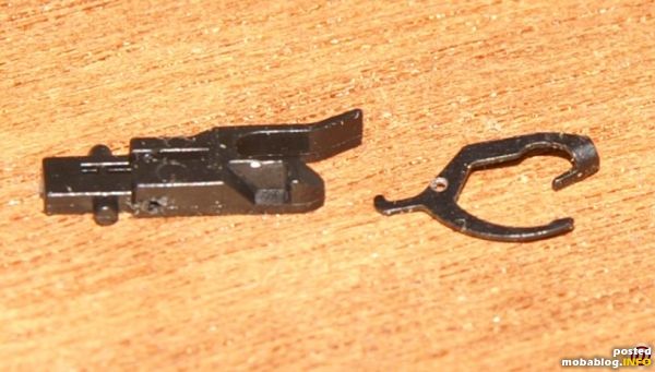 Nun kann von dem Bügel der hintere Teil abgetrennt werden (z.B. mit einem Seitenschneider)