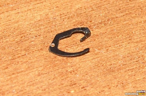 Jetzt kommt ein etwas kniffliger Schritt. Das Plastikteil wird von seinen Graten befreit, z.B. mit einem Teppichmesser o.ä. Dann wird mit einem Draht von 0,5 mm Dicke (ich habe entsprechendes ...