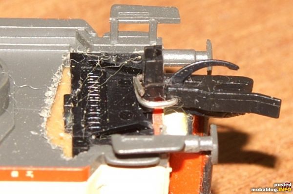 Prinzipiell könnte die Kupplung so angeklebt werden. Bei der Stellprobe war mir die Kupplung aber zu lang. Nun könnte man die Kulisse zurückversetzen (bei neu umzubauenden Wagen könnte die benötigte ...