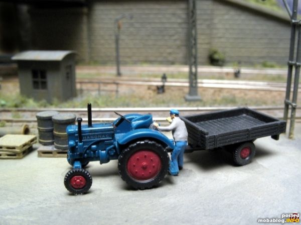 Der Hanomag-Traktor erhielt ein feines, selbst geätztes Lenkrad.