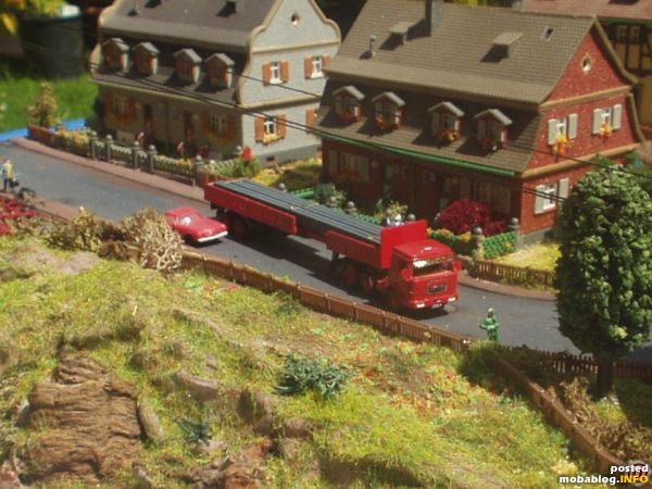 Schwerlast Speziallastwagen in Fahrt Richtung Baustellenengpass