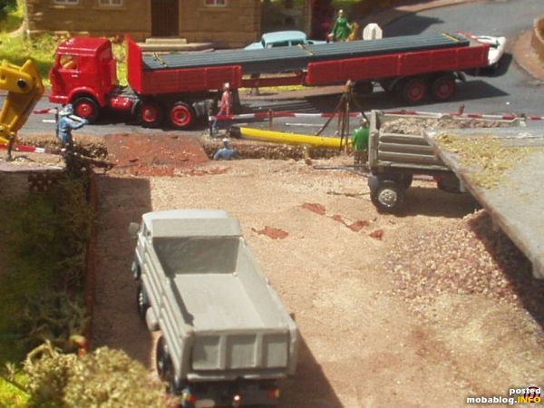 Der Schwerlastzug befindet sin nun im Baustellenbereich
