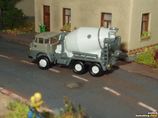 Der Henschel F 241 Fertigbetontransporter kommt zur Baustelle