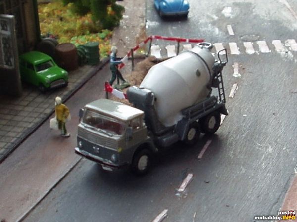 LKW muß, um an die Anlieferstelle zu kommen, erst noch entsprechend rangieren