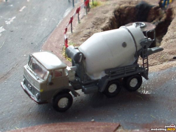 Jetzt wird die Trommel und der Lkw noch von grobem Schmutz, Restbeton etc. gereinigt und kann zum nächsten Auftrag zurück fahren.