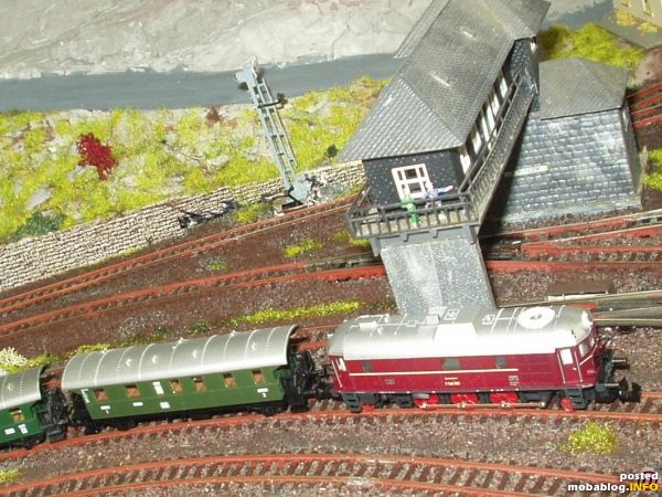V 140 holt den Personenzug aus dem Abstellbereich ab um ihn dann im Bahnhof für den Abendberufsverkehr bereitzustellen.
Dies und die nächsten Fotos zeigen den Bereich um den Lokschuppen, Drehscheibe etc. ...