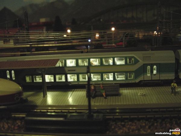 Nachdem alles schön leuchtet, sieht man auch ein bischen mehr. Also musste ich noch in alle Wagen Fahrgäste plazieren.