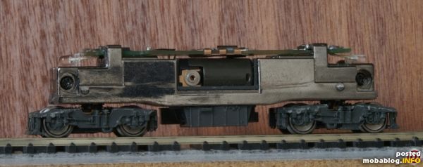 Platine
=====
Auf der Platine habe ich die Spulen mittels steifer Anschlussdrähte über den Motor verlegt (gelbe Pfeile) und zwei SMD-Bausteine versetzt. Zum Versetzen der SMD-Bausteine habe ich die Leiterbahn an den ...