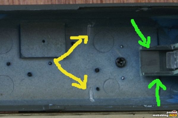 Kulisse / Pufferbohle
=============
Die Pufferbohle habe ich von der Kupplungskulisse abgetrennt und ans Gehäuse geklebt (blauer Pfeil). Auf die Kupplungskulisse habe ich einen Deckel aus 0,3 mm Polystyrol geklebt (grüner ...
